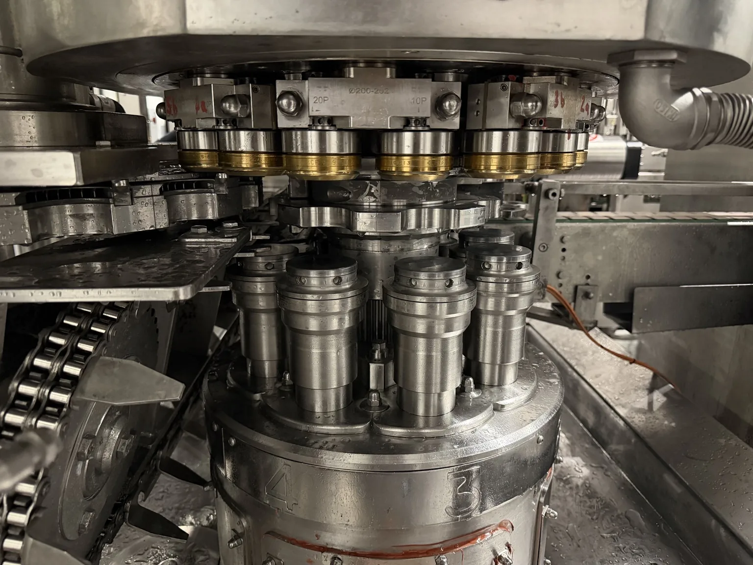 Seaming head close-up